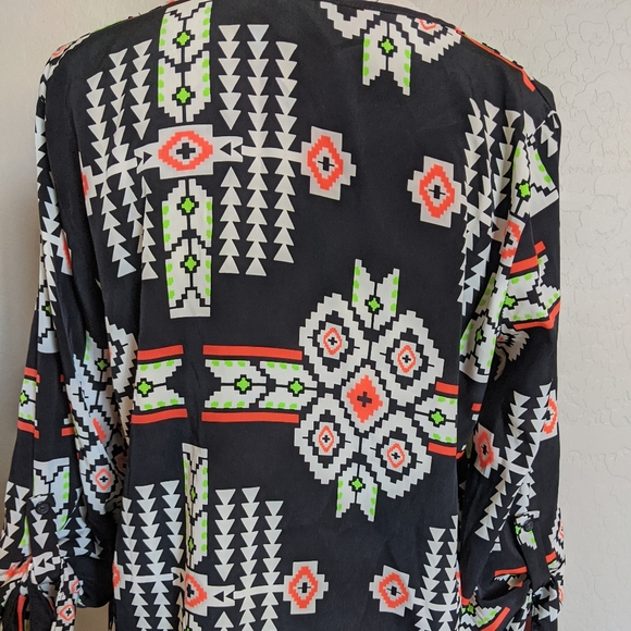 Geometric Blouse with Roll Up Buttoned Sleeves - Picture 5 of 5